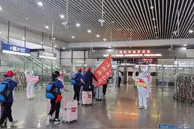 山东援沪医疗队1045人乘高铁专列返程，站台打出致敬横幅图片