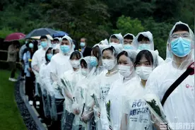 袁隆平逝世一周年，长沙市民冒雨前往唐人万寿园“稻”念图片