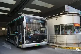 全市公交线路逐步恢复，记者带你体验“扫码乘车”→图片