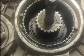 中国重汽汕德卡G7现变速箱故障、油耗高等 营收利润双下滑图片