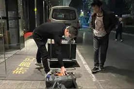 彻夜清洗一刻不停，深夜西湖边，记录一群钻烟道的工人：每个行业都有自己的辛苦图片