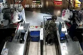 杭州女子在超市连偷8次猫粮，竟是为了照顾小区流浪猫……图片