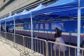 （上海战疫录）谢谢你们来过上海！上海虹桥向离沪旅客发放“爱心物资”图片