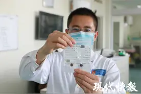 误吞2颗纽扣电池，一岁男童肠壁被“烧黑”图片