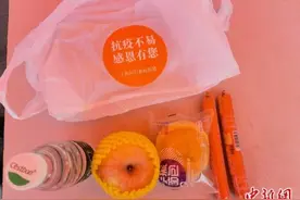 谢谢你们来过上海！上海虹桥向离沪旅客发放“爱心物资”图片