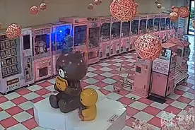 用激光笔熔断娃娃机内棉线，苏州一男子为搭讪女生偷玩偶被抓图片