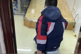 亳州11岁瘫痪少年每天骑扭扭车上学 继母：最大心愿是把孩子的腿治好图片