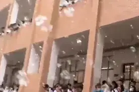 高考倒计时！长沙一中学千人高考喊楼共唱《我相信》视频封面