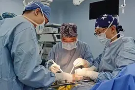 “镜面人”患癌，医生“反弹琵琶”做手术图片