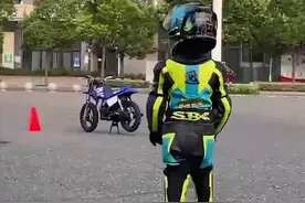 飞驰的童年！四岁萌娃骑摩托赛车动作超帅 梦想和偶像同台竞技图片