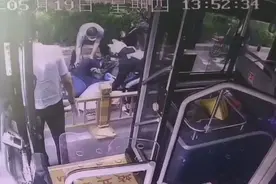 男子骑车栽倒陷入昏迷 所幸遇上了一群热心人图片
