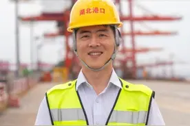 “弯腰哥”李小龙：身体向前屈成60度角，1小时吊52个集装箱图片