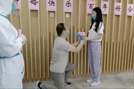 在上海一定点医院里，医护人员为患者举办了一场“特殊婚礼”图片