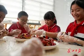 小学生当“大师傅”做油焖大虾，同学排队吃：真香图片