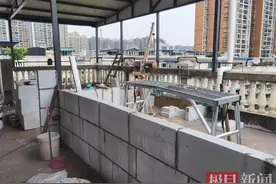 业主顶楼建光伏设施，规划部门认定违建已拆除图片