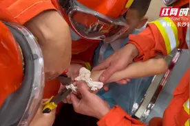 又有“熊孩子”花式被卡，家长们要注意了图片