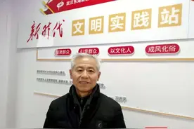 70岁“鲍木匠”无偿做百余个木家具送邻居图片