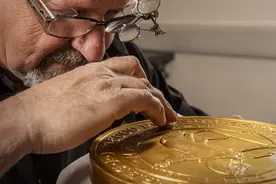 英国打造史上最大金币 迎接女王“白金禧年”庆典图片