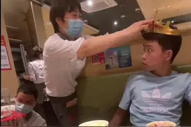 “社恐”男友被女友带到海底捞过生日，网友：公开处刑图片