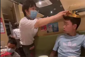 “社恐”男友被女友带到海底捞过生日，网友：公开处刑图片