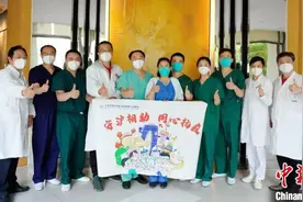 （上海战疫录）江苏援沪医护踏上返程 互赠礼物铭记同心合力战疫图片