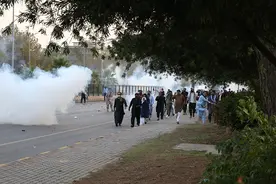 伊姆兰·汗支持者抵达伊斯兰堡抗议，巴政府在首都部署军队图片