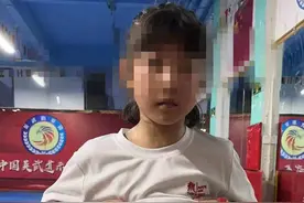 8岁女孩练两年跆拳道，练出八块腹肌图片