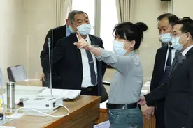 因防疫议题起争执，台防务部门负责人与国民党“立委”拍桌互骂图片