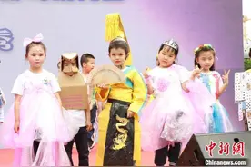 兰州儿童“演绎”环保时装秀 融入天马行空创意图片