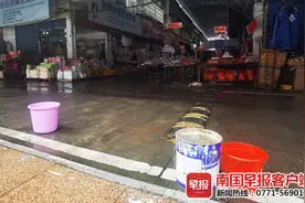 桂林一商贸城被停水13天，上千人无生活用水，靠接雨水冲厕所图片
