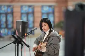 出演爆款剧后的她，为何在武汉街头唱歌？图片