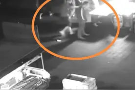 男子疑用酒瓶猛砸路人头部，瞬间玻璃炸裂！警方：正在调查图片