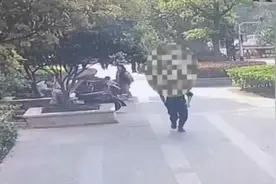 自称好奇，男子当街抢夺女子所携袋内的内衣和丝袜视频封面
