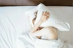 睡觉时突然抖一下？被炸醒？当心这些身体信号→图片