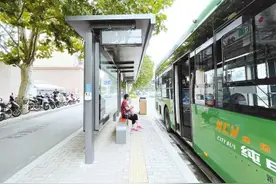 “一键叫车”、增设候客停靠点、配备无障碍渡板、适老化改造……让老年人出行不再“磕磕绊绊”图片