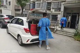 “来上海十多年，第一次问家里借钱”，一家汽修店和它的9个外来员工图片
