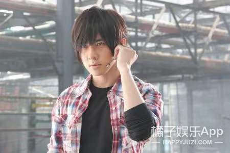 还记得《终极一班》的反派唐禹哲吗？现在只能拍拍无名网剧？