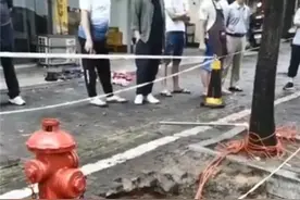暴雨中路面突然塌陷，玉林一男子掉入深水坑图片