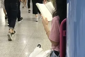 那些地铁里的读书人丨阅读是平淡生活中最有质感的部分图片