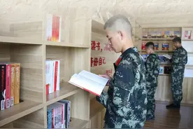 打卡“书香军营”丨走进“书适圈”，让读书“阅”来“阅”时尚！图片