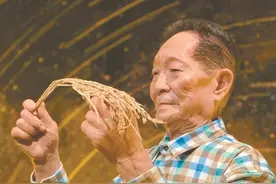 “我给袁隆平塑蜡像 他赠我鞋子和旧衣服”图片