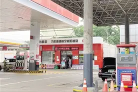 西安一车主加满一箱油跑一公里掉“两格”加油站：油枪跳枪导致图片