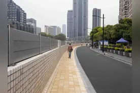 苏州河岸被插上挡板遮挡观景？系插板式防汛墙，汛期后会移除图片