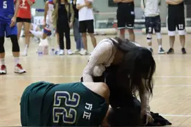 太浪漫！大四男生球场故意假摔求婚图片