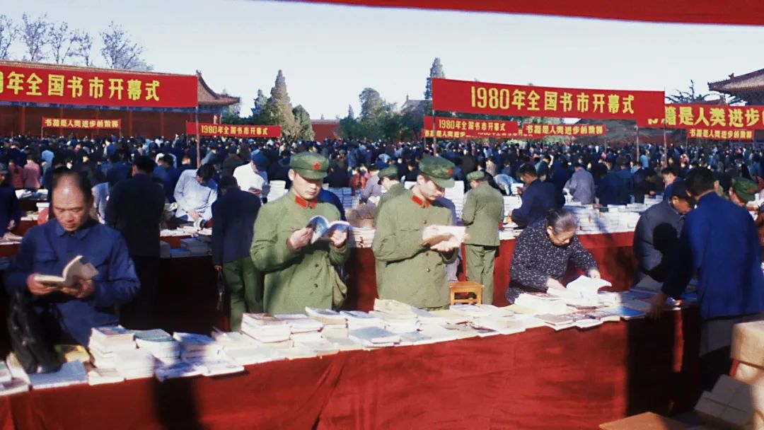 年少时沉迷妈妈书架上的书,原来那是我人生路上的提前预习 年少时沉迷妈妈书架上的书,原来那是我人生路上的提前预习