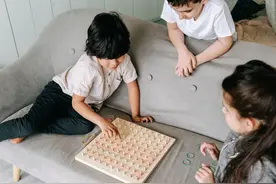 孩子一年吃二三十瓶保健品！标榜进口、虚假宣传、收智商税，市场乱象重重图片