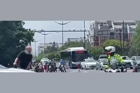 高喊“THIS IS CHINA”的交警小哥火了！本人回应图片