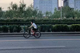 京城骑行热升温，多款自行车卖断货图片