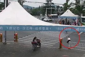 女子过马路时身体不适连续摔倒，消防员飞奔救人图片