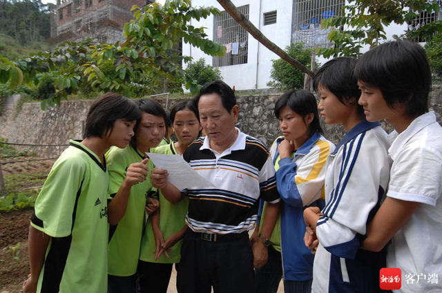 ��������һƱ��Ͷ���ĵ׸ж������ж����ϡ�2022ʮ�����������ѡ�����ͶƱͨ��